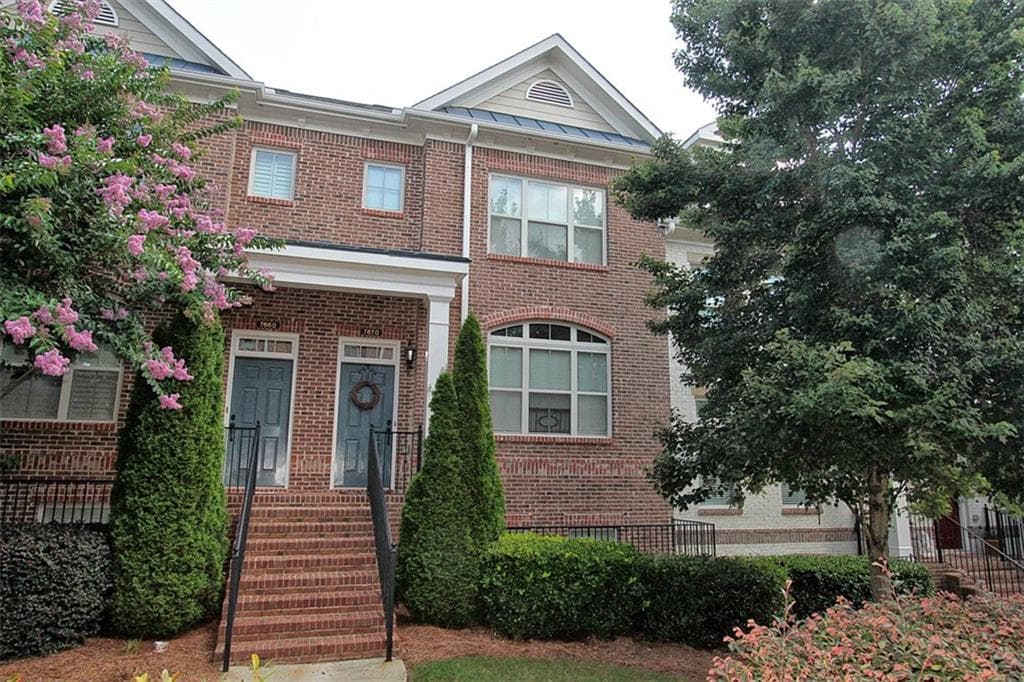 3 bedroom, 1,800 sq ft townhouse sold at 7670 Willoughby Court, Alpharetta, GA 30005