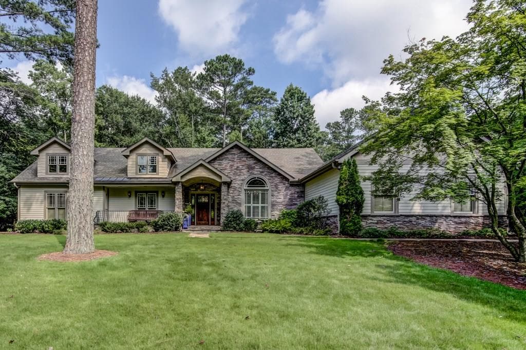 4 bedroom, 3,939 sq ft single family residence sold at 1370 Northcliff Trace, Roswell, GA 30076