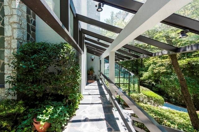 5 bedroom, 8,053 sq ft single family residence sold at 910 Crest Valley Drive, Atlanta, GA 30327
