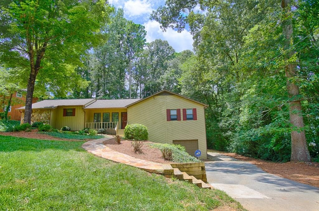 3 bedroom single family residence sold at 2955 Leasa Court, Marietta, GA 30066