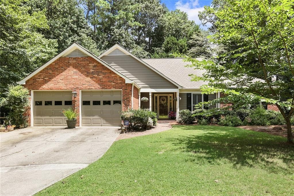 3 bedroom, 1,735 sq ft single family residence sold at 1807 N Creek Circle, Alpharetta, GA 30009