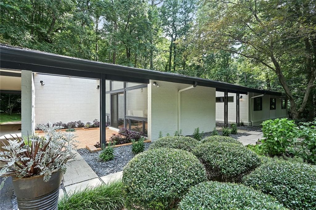 4 bedroom, 3,087 sq ft single family residence sold at 880 Somerset Drive, Atlanta, GA 30327
