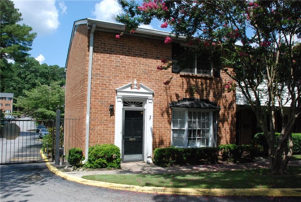 2 bedroom, 1,342 sq ft townhouse sold at 6520 Roswell Road 37, Sandy Springs, GA 30328