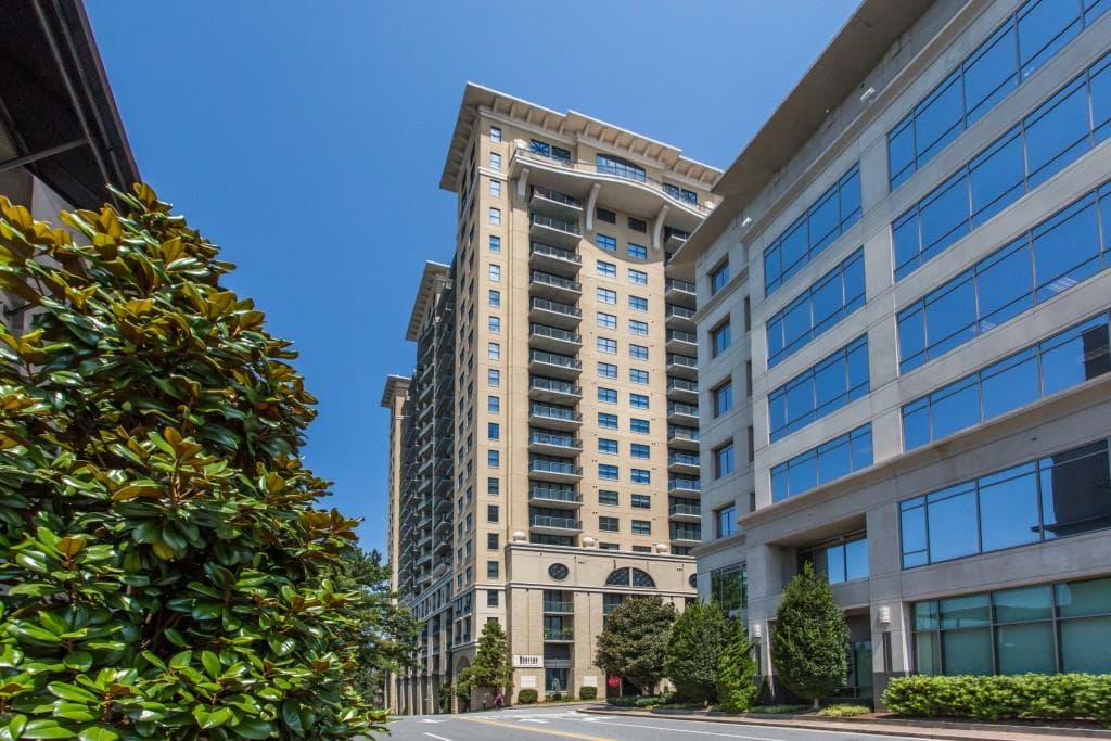 1 bedroom, 800 sq ft condominium sold at 3040 Peachtree Road 1506, Atlanta, GA 30305