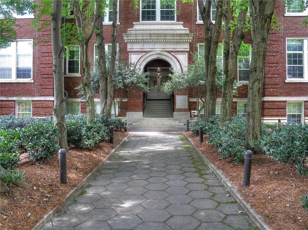 2 bedroom, 1,015 sq ft condominium sold at 1031 State Street 105, Atlanta, GA 30318