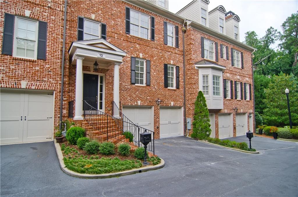 5 bedroom, 4,400 sq ft townhouse sold at 3707 Peachtree Road 12, Atlanta, GA 30319