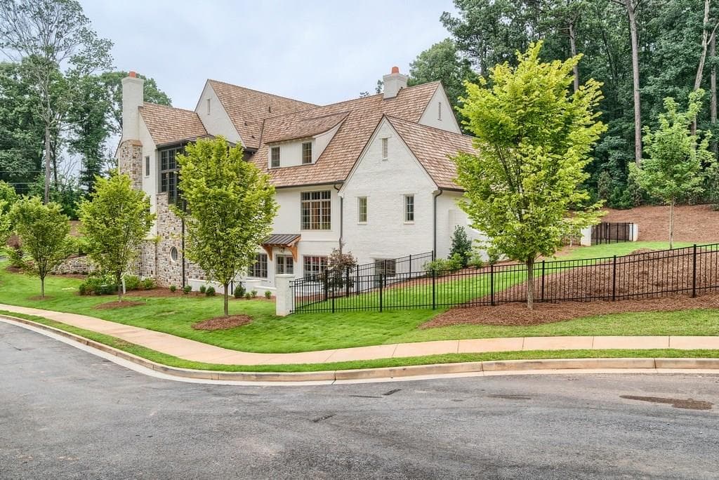 6 bedroom, 9,068 sq ft single family residence sold at 1721 Randall Mill Way, Atlanta, GA 30327
