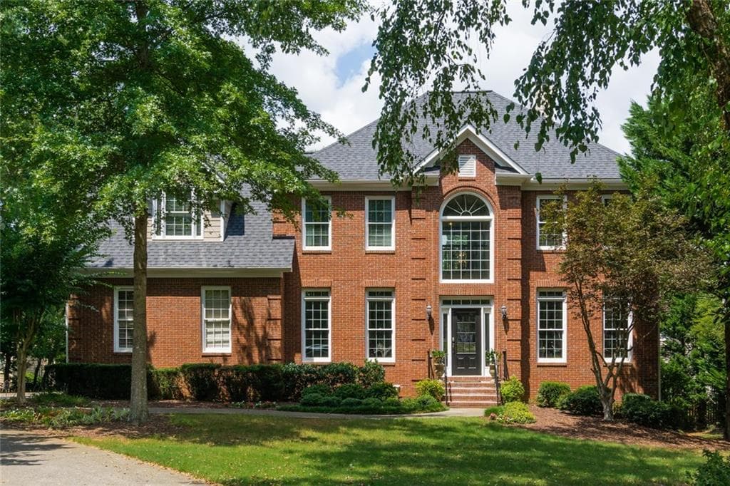 5 bedroom, 3,292 sq ft single family residence sold at 725 Kenmare Court, Roswell, GA 30075