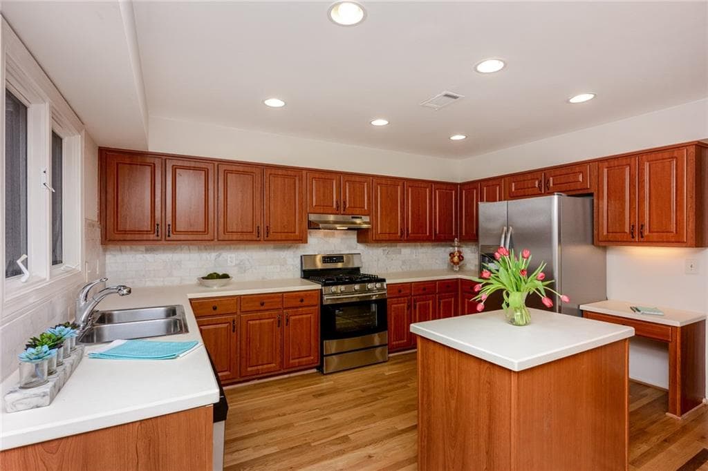 4 bedroom, 2,300 sq ft townhouse sold at 335 Southwind Circle, Roswell, GA 30076