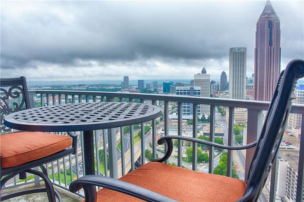 1 bedroom, 776 sq ft condominium sold at 400 W Peachtree Street 3216, Atlanta, GA 30308