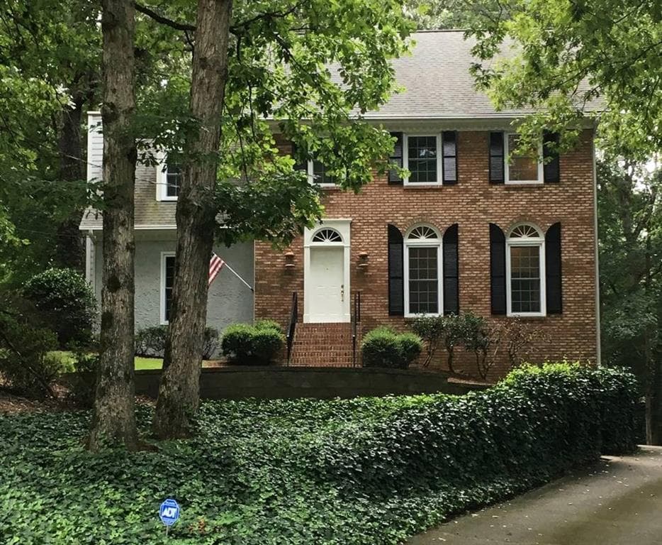 4 bedroom, 2,246 sq ft single family residence sold at 1425 Ridgefield Drive, Roswell, GA 30075