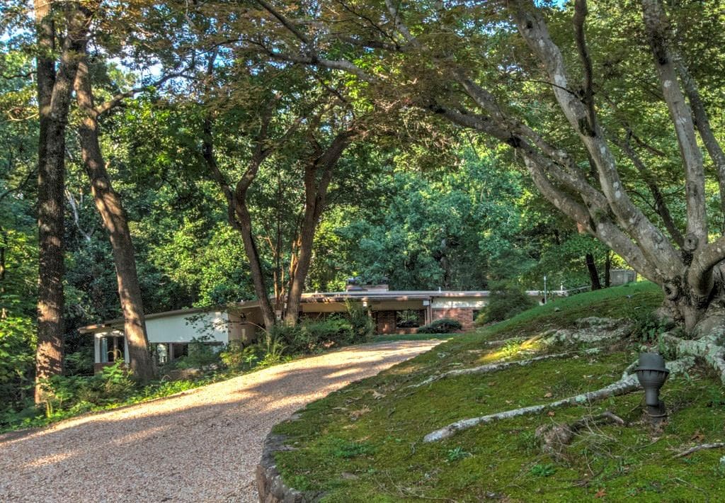 3 bedroom, 2,275 sq ft single family residence sold at 4284 Wickersham Drive, Atlanta, GA 30327
