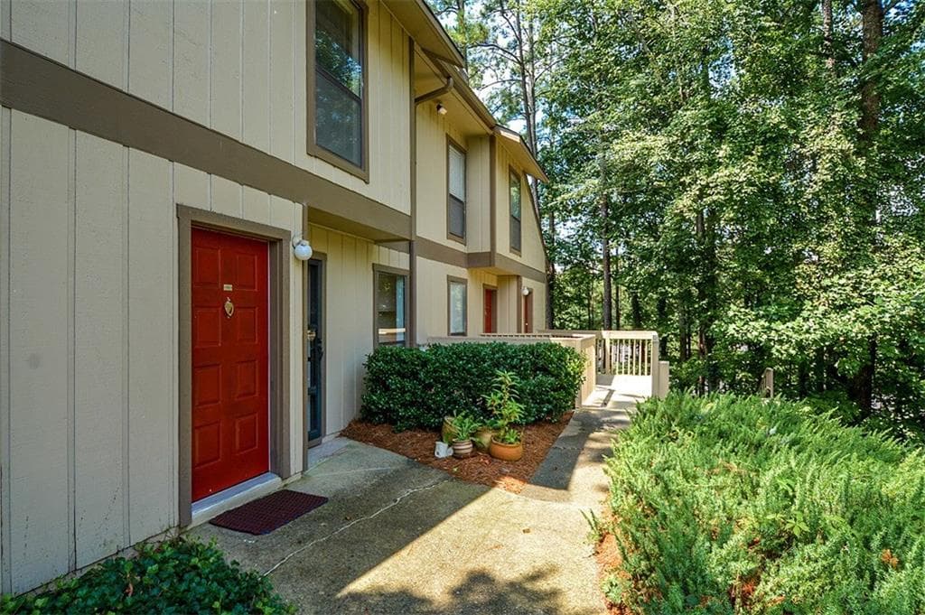 2 bedroom, 1,000 sq ft condominium sold at 507 Woodcliff Drive 507, Sandy Springs, GA 30350