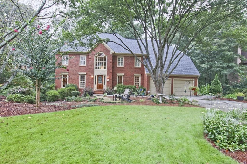 5 bedroom, 3,194 sq ft single family residence sold at 175 Shadowbrook Drive, Roswell, GA 30075