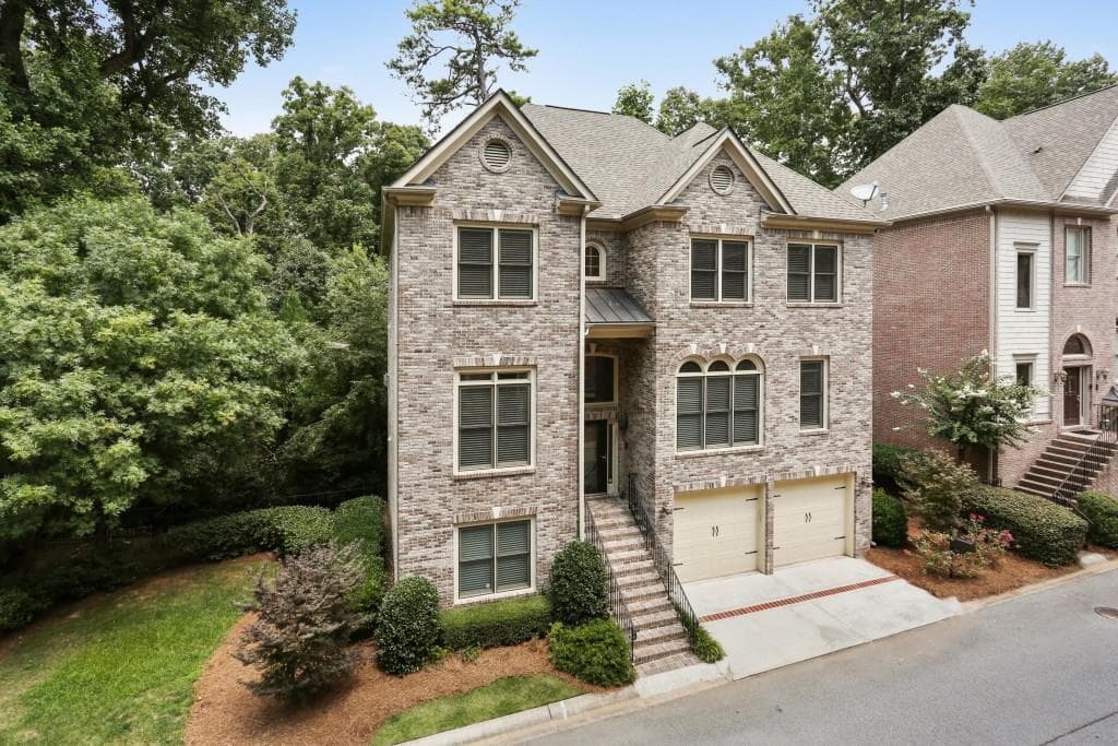 5 bedroom, 2,896 sq ft single family residence sold at 1000 Manorwood Court, Atlanta, GA 30328