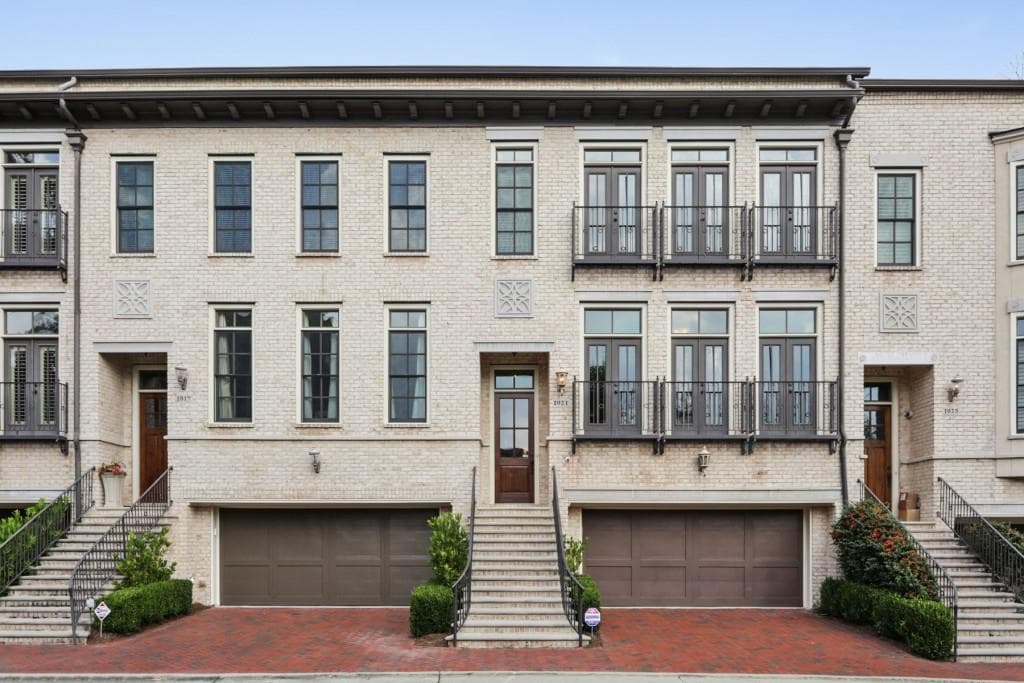 3 bedroom, 2,766 sq ft townhouse sold at 1021 E Paces Court, Atlanta, GA 30326