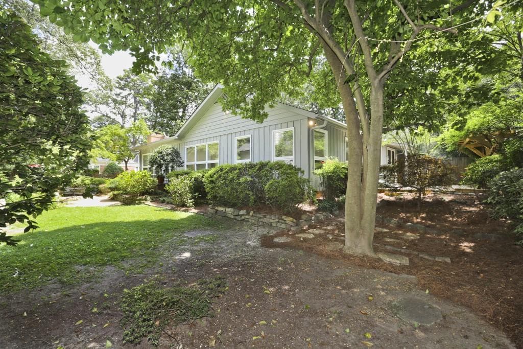 2 bedroom, 2,424 sq ft single family residence sold at 547 Collier Road, Atlanta, GA 30318