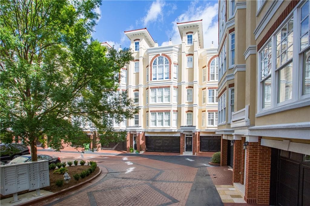 2 bedroom, 1,910 sq ft townhouse sold at 3541 Roswell Road 15, Atlanta, GA 30305