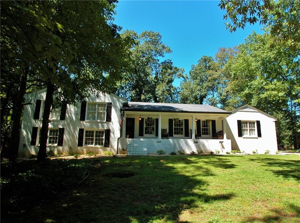 4 bedroom, 2,800 sq ft single family residence sold at 800 Spalding Drive, Atlanta, GA 30328