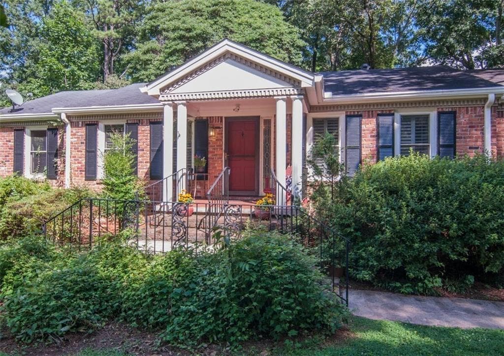 4 bedroom, 1,965 sq ft single family residence sold at 1112 Bromley Road, Avondale Estates, GA 30002