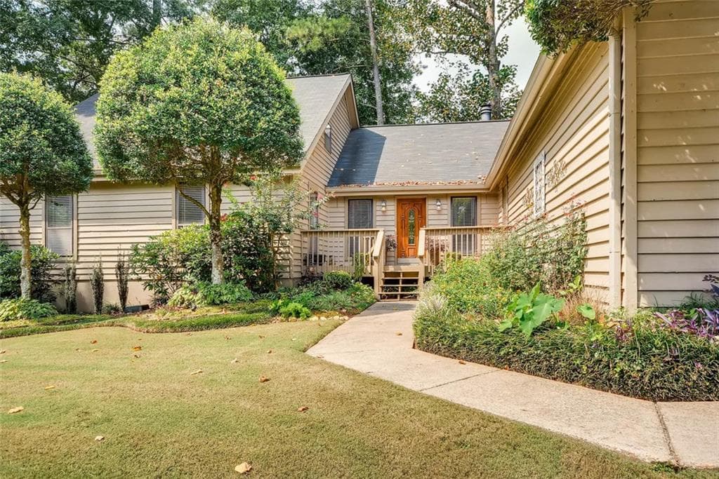 3917 Dunbarton Way, Roswell, GA 30075 — most recent listing photo
