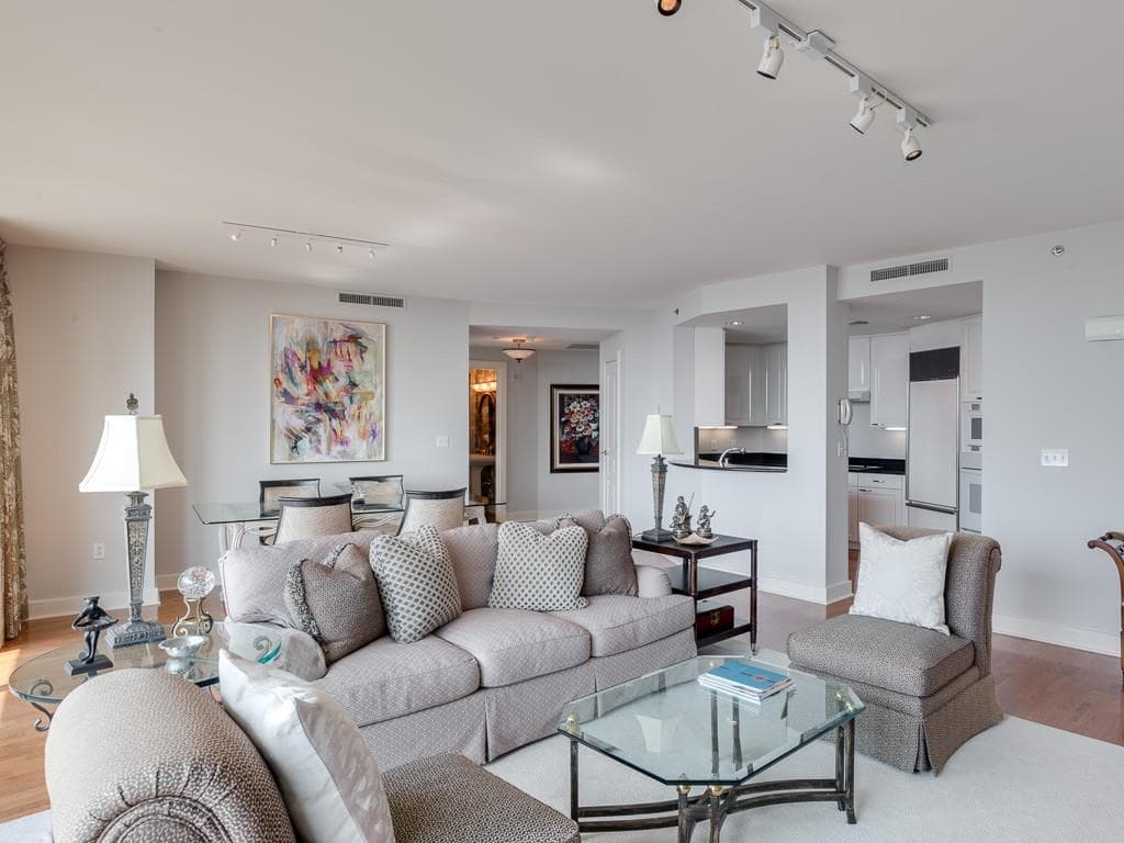 2 bedroom, 1,703 sq ft condominium sold at 700 Park Regency Place 1703, Atlanta, GA 30326