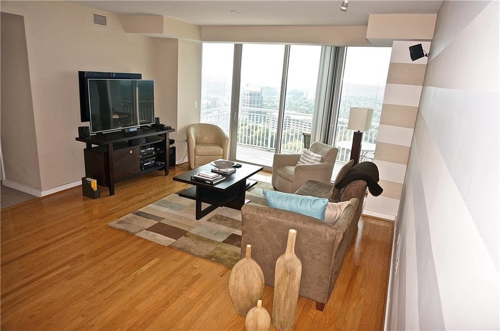 2 bedroom, 1,273 sq ft condominium sold at 3338 Peachtree Road 3202, Atlanta, GA 30326