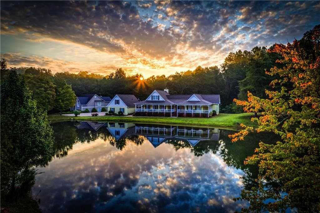 3 bedroom, 3,443 sq ft single family residence sold at 3024 Deepwater Drive, Gainesville, GA 30506