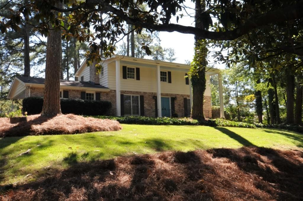 4 bedroom, 2,034 sq ft single family residence sold at 9935 La View Circle, Roswell, GA 30075