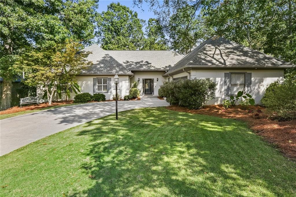 4 bedroom, 3,516 sq ft single family residence sold at 3280 Coachmans Way, Roswell, GA 30075
