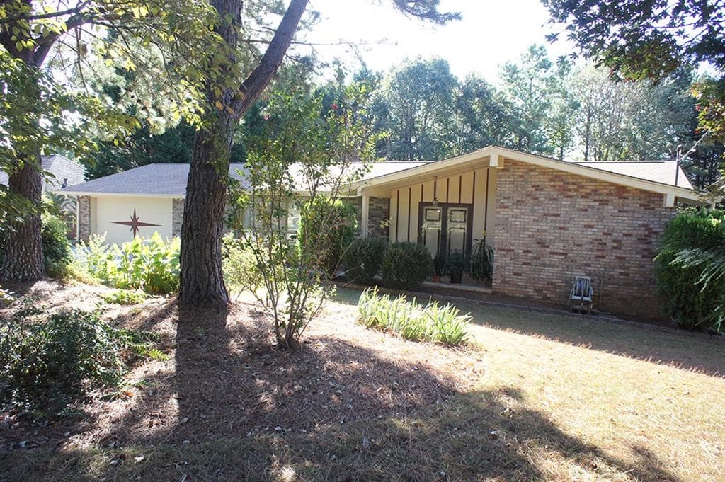 3 bedroom, 1,869 sq ft single family residence sold at 2623 Fontainebleau Drive, Atlanta, GA 30360
