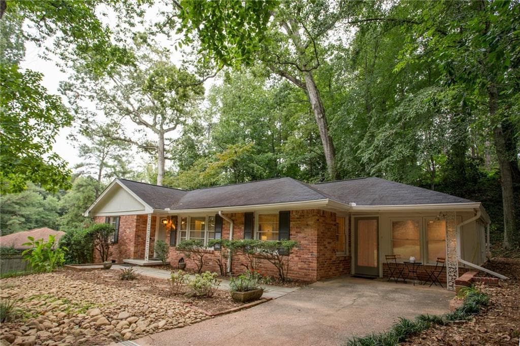 3 bedroom, 1,402 sq ft single family residence sold at 1076 Latham Road, Decatur, GA 30033