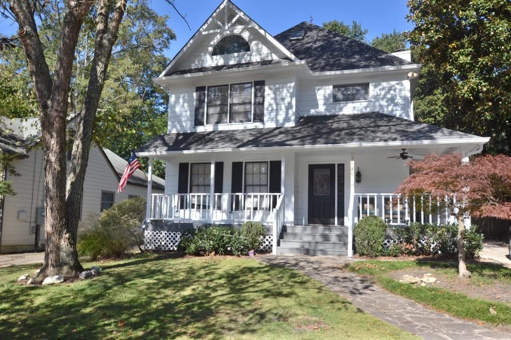 4 bedroom, 3,000 sq ft single family residence sold at 2880 Elliott Circle, Atlanta, GA 30305