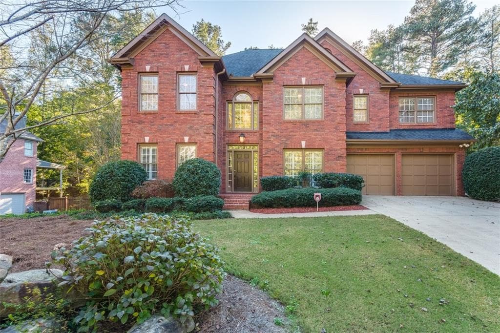 5 bedroom, 4,345 sq ft single family residence sold at 1010 Knoll Terrace, Roswell, GA 30075