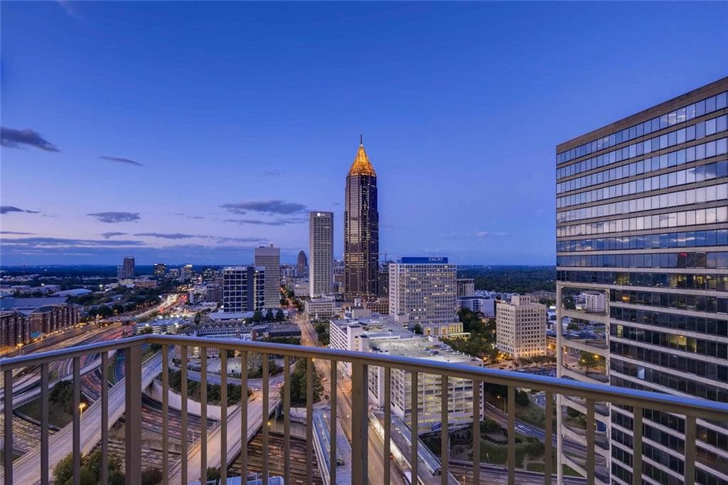 1 bedroom, 727 sq ft condominium sold at 400 W Peachtree Street 2715, Atlanta, GA 30308