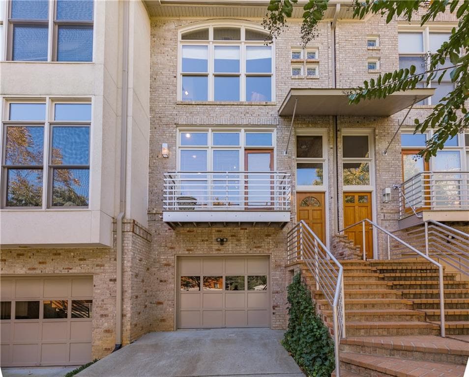 2 bedroom townhouse sold at 1329 Peachtree View, Brookhaven, GA 30319