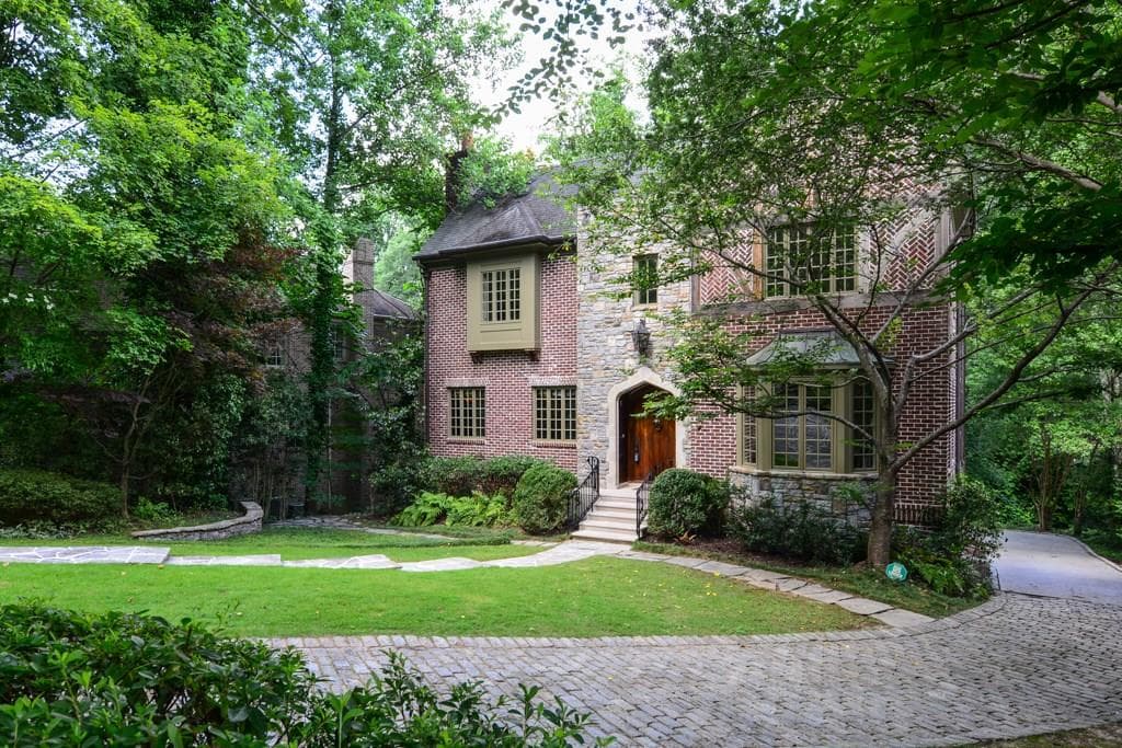 4 bedroom, 4,400 sq ft single family residence sold at 2684 Ellwood Drive, Atlanta, GA 30305