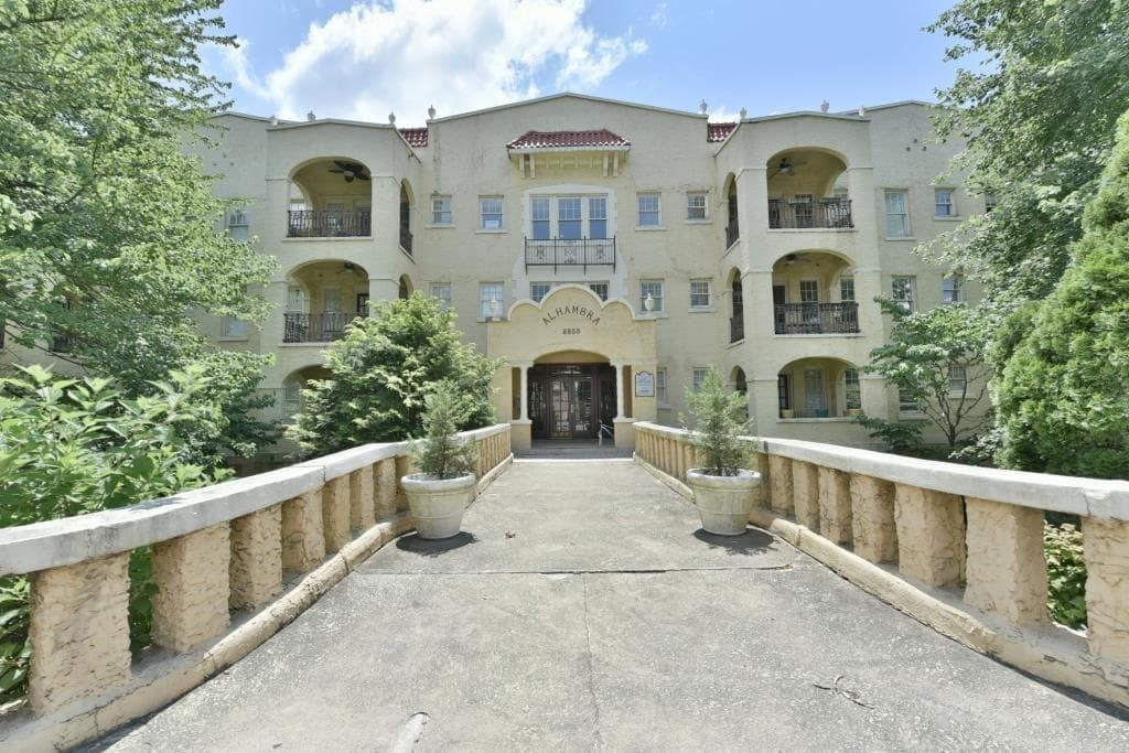 2 bedroom, 1,046 sq ft condominium sold at 2855 Peachtree Road 209, Atlanta, GA 30305