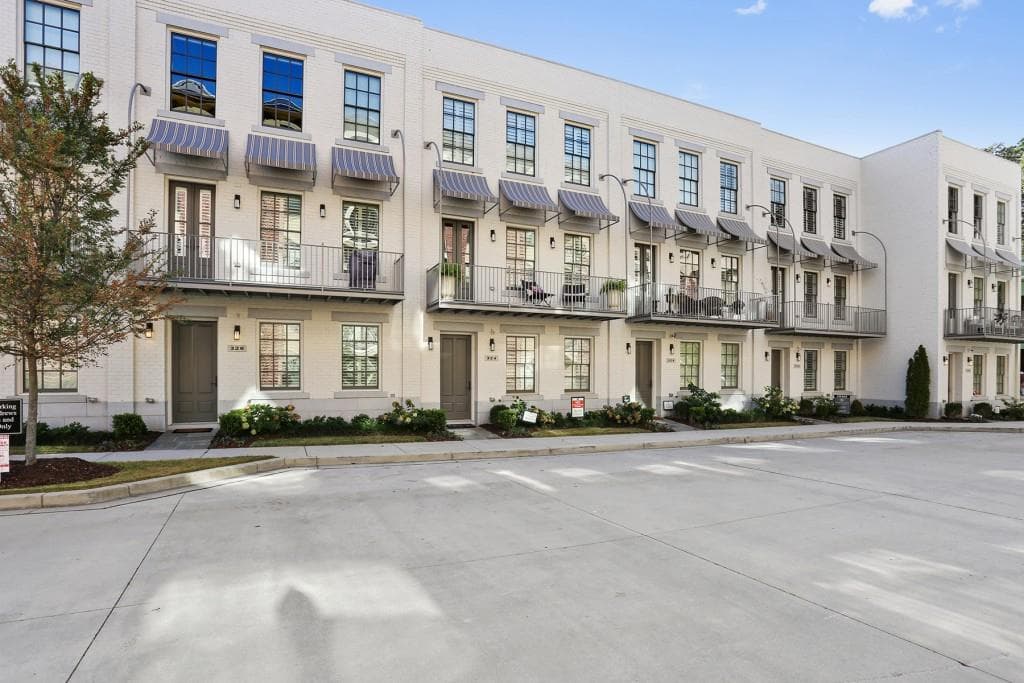 3 bedroom, 2,278 sq ft townhouse sold at 320 Stonemont Drive, Atlanta, GA 30305