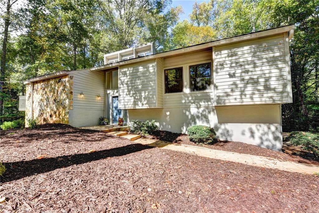 4 bedroom, 2,751 sq ft single family residence sold at 720 W Hembree Crossing, Roswell, GA 30076