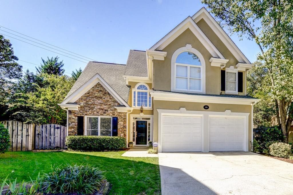 3 bedroom, 2,161 sq ft single family residence sold at 1370 Brookhaven Village Circle, Brookhaven, GA 30319