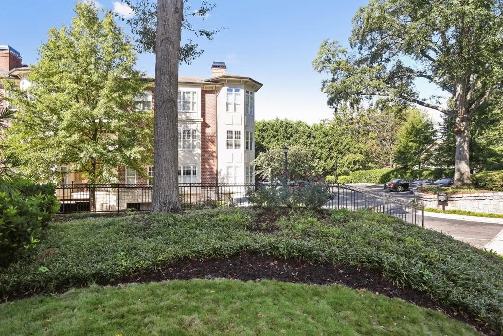 2 bedroom, 1,404 sq ft condominium sold at 828 Highland Lane 2204, Atlanta, GA 30306