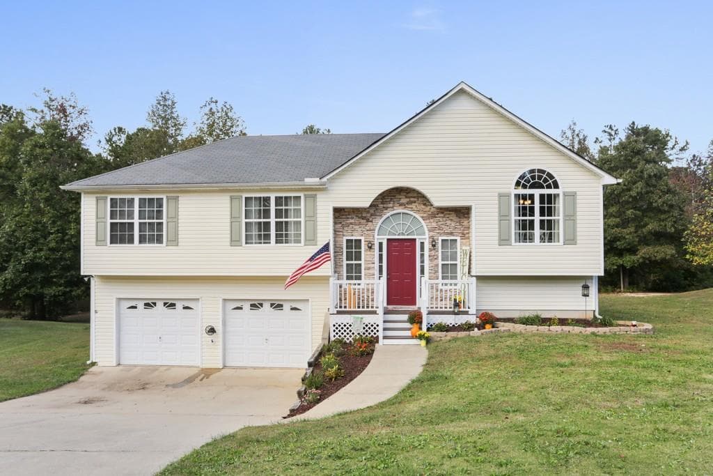 3 bedroom, 1,474 sq ft single family residence sold at 129 Stonehenge Drive, Dallas, GA 30157