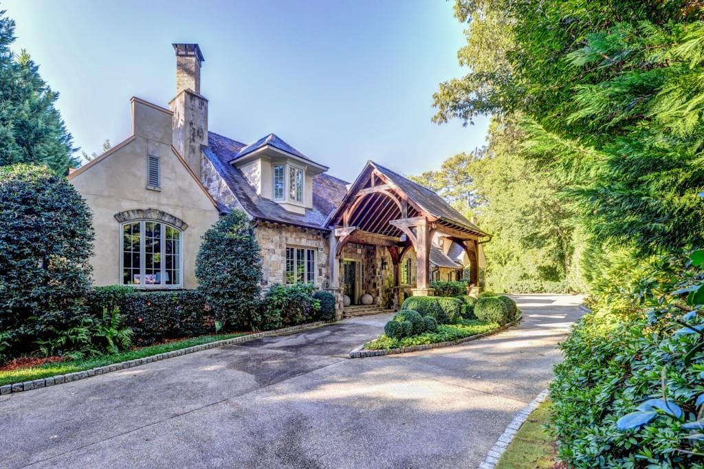 4 bedroom, 4,320 sq ft single family residence sold at 2670 Howell Mill Road, Atlanta, GA 30327