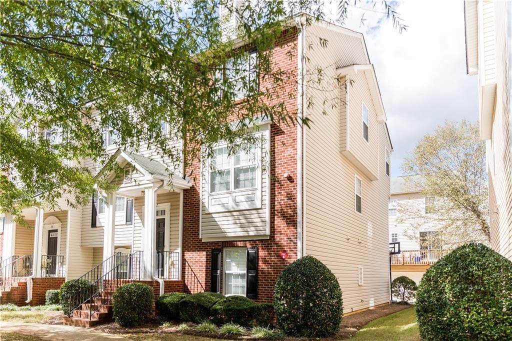 4 bedroom, 1,995 sq ft townhouse sold at 232 Village Square Drive, Woodstock, GA 30188