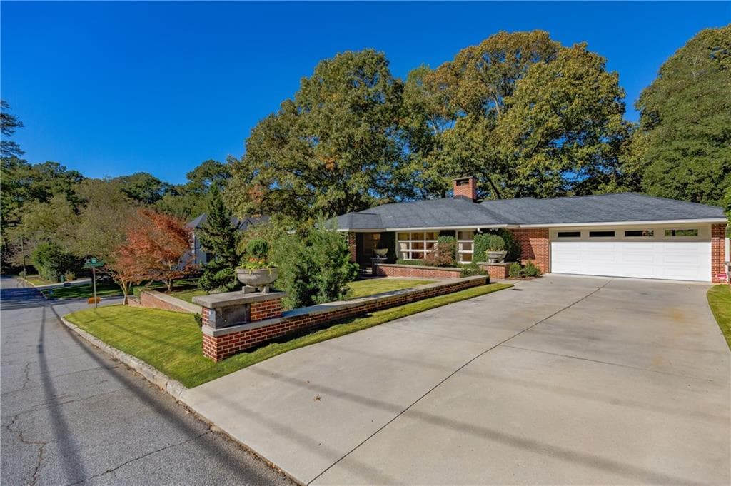 4 bedroom, 2,641 sq ft single family residence sold at 2520 Sharondale Drive, Atlanta, GA 30305