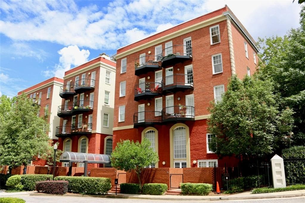 2 bedroom, 1,090 sq ft condominium sold at 2840 Peachtree Road 411, Atlanta, GA 30305