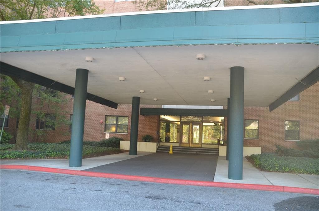 2 bedroom, 1,012 sq ft condominium sold at 2965 Pharr Court South 416, Atlanta, GA 30305