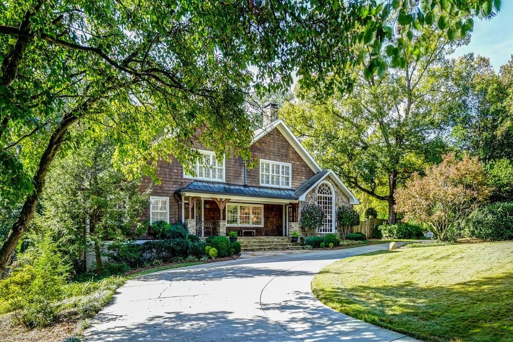 6 bedroom, 4,932 sq ft single family residence sold at 860 W Wesley Road, Atlanta, GA 30327