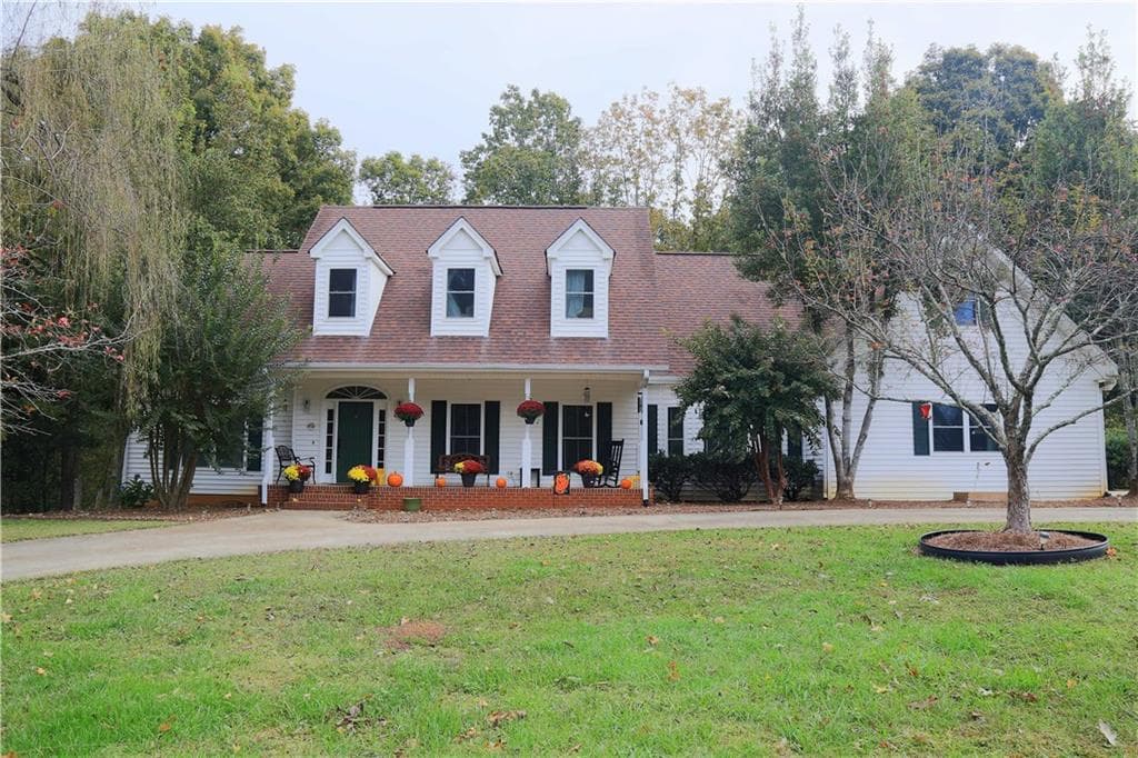 4 bedroom, 5,725 sq ft single family residence sold at 124 Golden Autumn Drive, Dahlonega, GA 30533